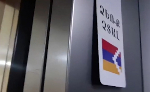 Оппозиционные депутаты приклеили флаги Арцаха в лифтах и на дверях в здании МИД (видео)